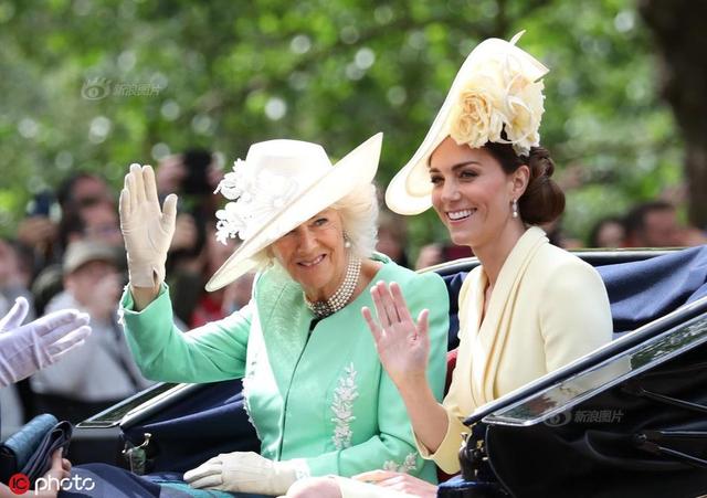 8           英国王储查尔斯的妻子卡米拉(左)与凯特王妃乘马车