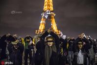 多国女性举行反暴力集会 黑布遮眼呼吁保护妇女权益