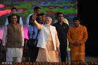 印度总理莫迪现身十胜节庆祝活动 现场拉弓引瞩目