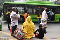 印度新德里为妇女提供免费公交服务 大量妇女抱娃体验