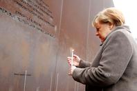 默克尔冒雨出席柏林墙倒塌30周年纪念仪式