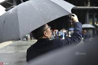 第五届世界互联网大会在江南烟雨中开幕 嘉宾撑伞步入会场