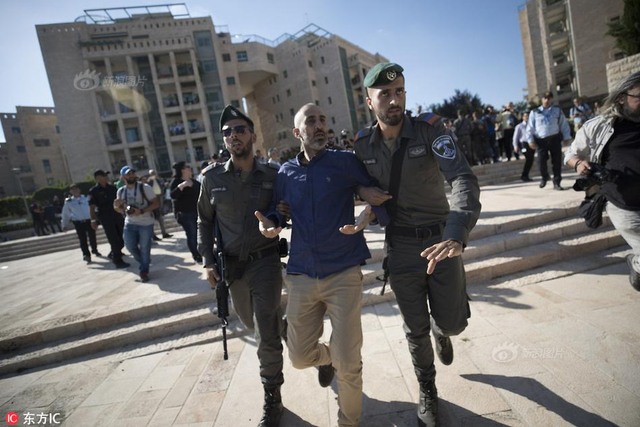 美国迁馆耶路撒冷 大批巴勒斯坦人在美新使馆外抗议被捕