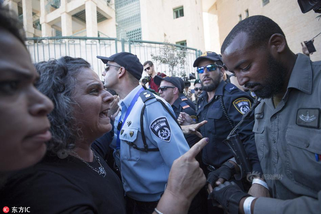 美国迁馆耶路撒冷 大批巴勒斯坦人在美新使馆外抗议被捕