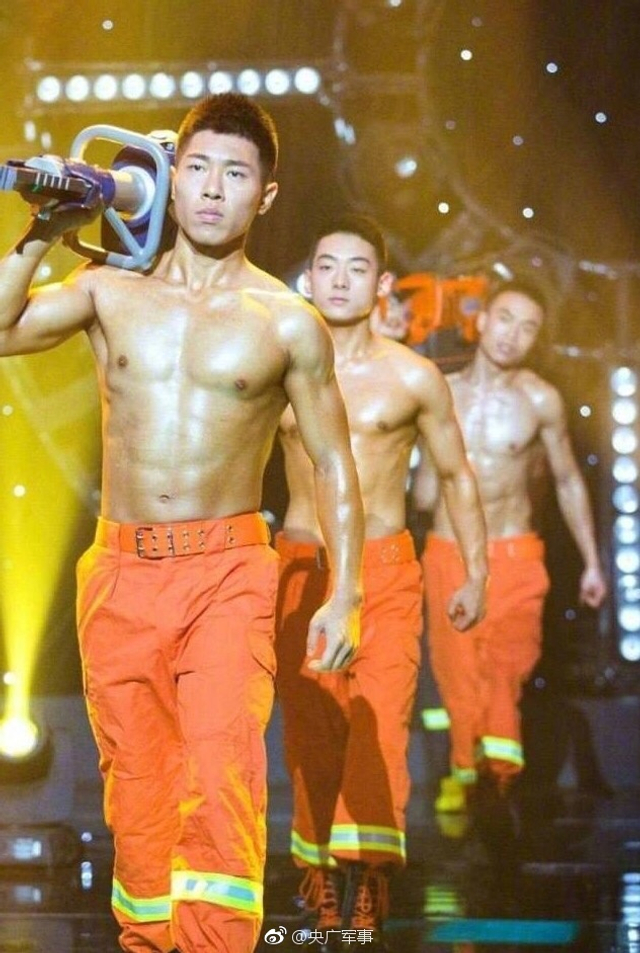 22岁消防员火了 6块腹肌俘获迷妹