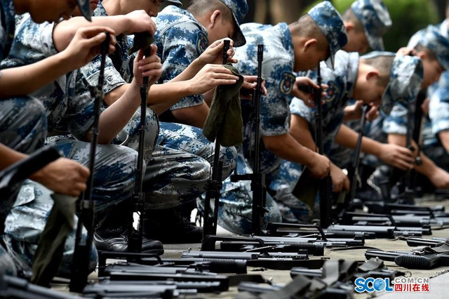 空军警卫连的一天：揭秘钢铁哨兵如何炼成