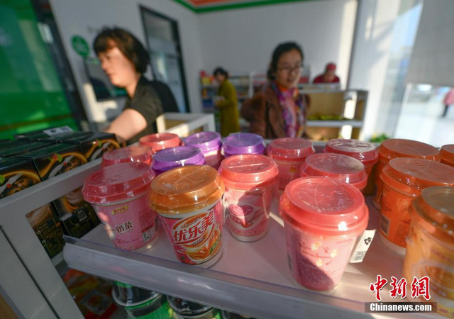 新疆乌鲁木齐首家“无人超市”吸引民众体验