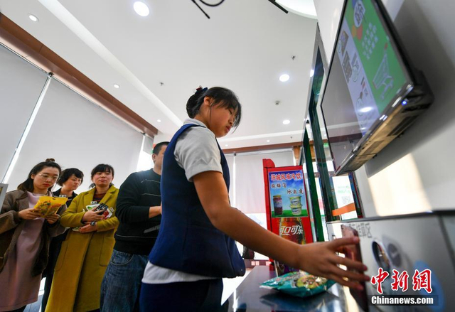 新疆乌鲁木齐首家“无人超市”吸引民众体验