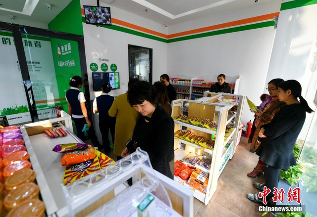 新疆乌鲁木齐首家“无人超市”吸引民众体验