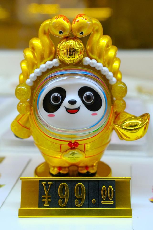 冰墩墩“皮肤”上新 “蛇墩墩”亮相热卖