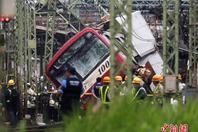日本横滨电车与卡车相撞 电车车头脱轨