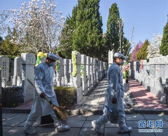 3月28日,北京八寶山人民公墓工作人員帶著工具前往代祭現場.