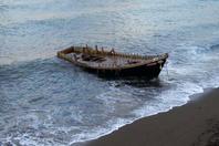 日本海岸再现大量“幽灵船” 仅11月就漂来33艘