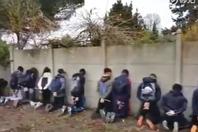 法国武警逮捕抗议高中生 让其成排跪地引公愤