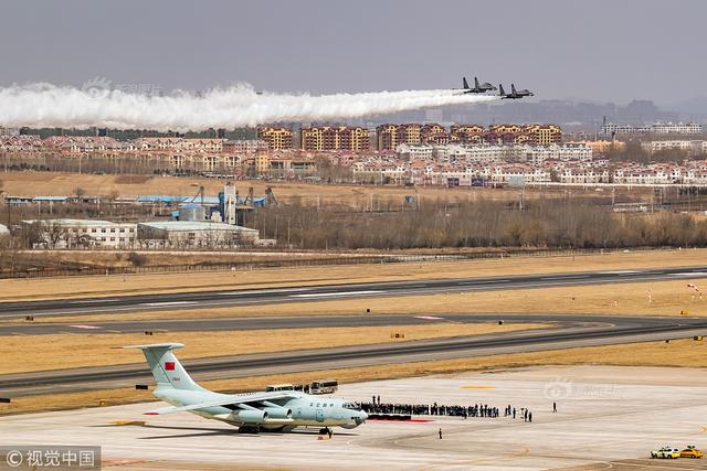 志愿军烈士遗骸回国 空军战机超低空护航