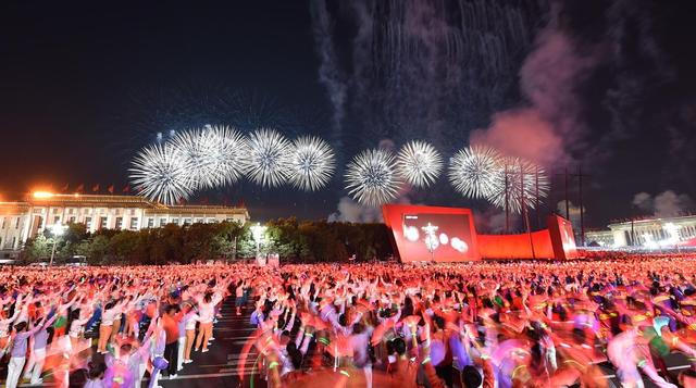 35           10月1日晚,庆祝中华人民共和国成立70周年联欢活动在
