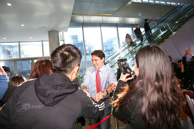 加拿大总理特鲁多访问新浪 曹国伟赠送礼物