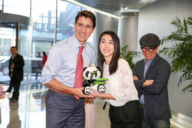 加拿大总理特鲁多访问新浪 曹国伟赠送礼物