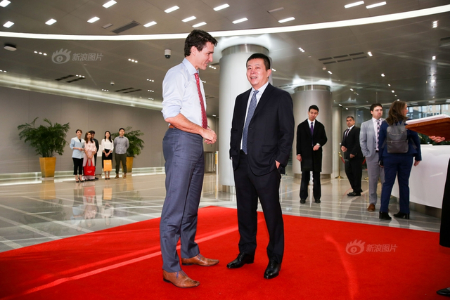 加拿大总理特鲁多访问新浪 曹国伟赠送礼物