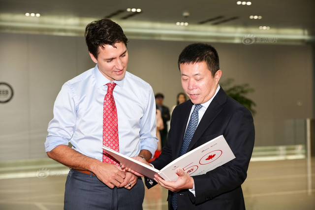 加拿大总理特鲁多访问新浪 曹国伟赠送礼物