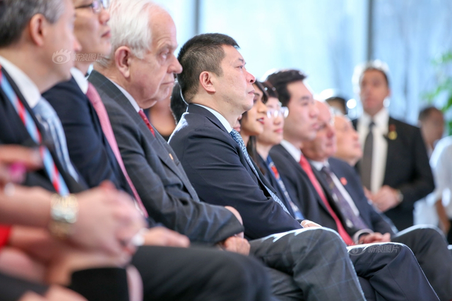 加拿大总理特鲁多访问新浪 曹国伟赠送礼物