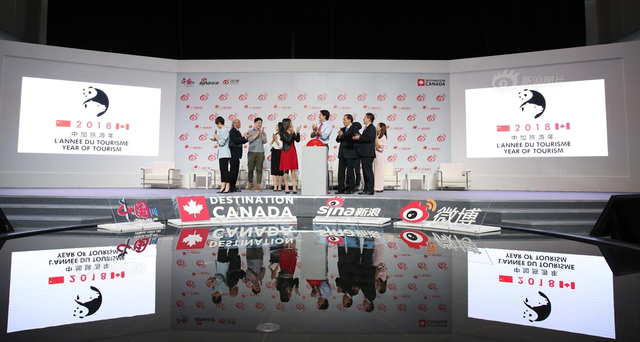 加拿大总理特鲁多访问新浪 曹国伟赠送礼物