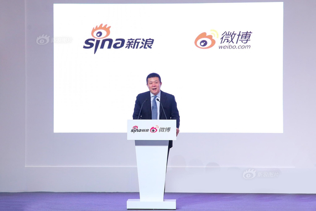 加拿大总理特鲁多访问新浪 曹国伟赠送礼物