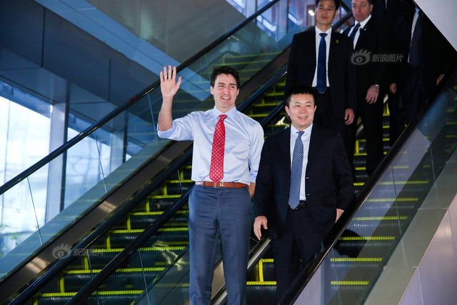 加拿大总理特鲁多访问新浪 曹国伟赠送礼物