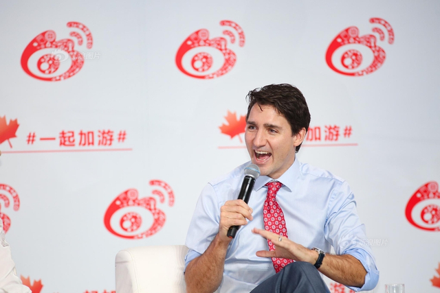 加拿大总理特鲁多访问新浪 曹国伟赠送礼物