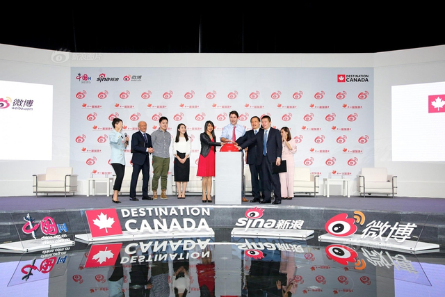 加拿大总理特鲁多访问新浪 曹国伟赠送礼物