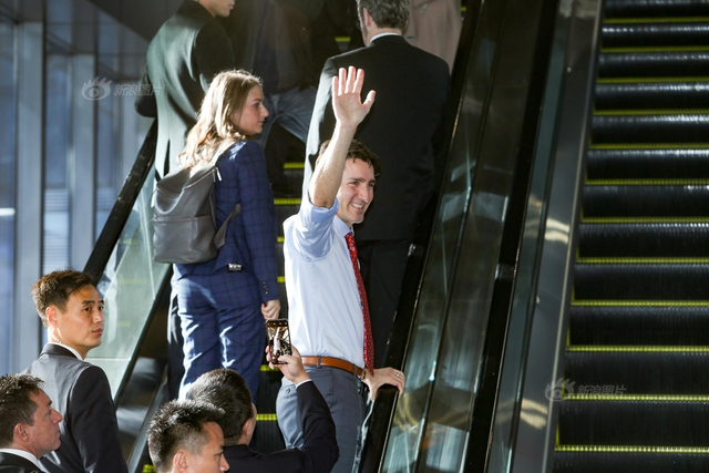 加拿大总理特鲁多访问新浪 曹国伟赠送礼物