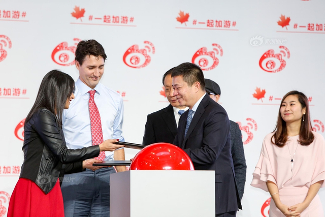 加拿大总理特鲁多访问新浪 曹国伟赠送礼物