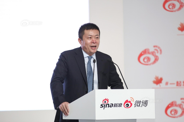 加拿大总理特鲁多访问新浪 曹国伟赠送礼物