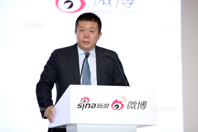 加拿大总理特鲁多访问新浪 曹国伟赠送礼物