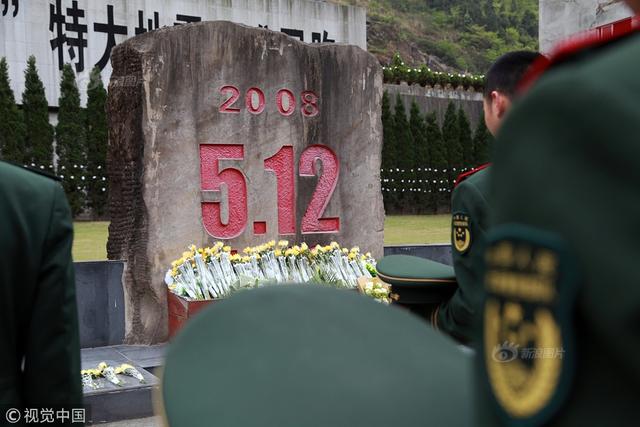 北川:武警官兵祭奠5.12遇难者