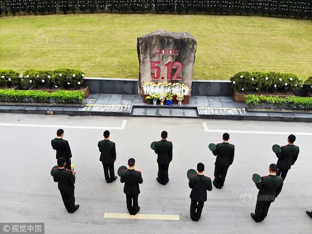 北川:武警官兵祭奠5.12遇难者