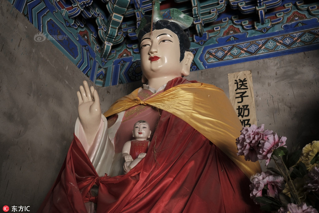 实地探访网红“奶奶庙”:漫山神仙 车神赫然在列