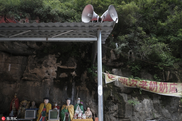 实地探访网红“奶奶庙”:漫山神仙 车神赫然在列