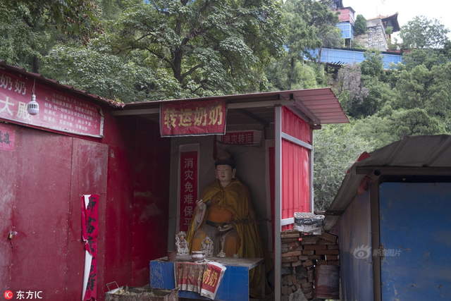 实地探访网红“奶奶庙”:漫山神仙 车神赫然在列