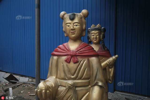 实地探访网红“奶奶庙”:漫山神仙 车神赫然在列