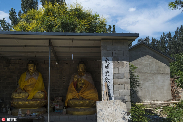 实地探访网红“奶奶庙”:漫山神仙 车神赫然在列