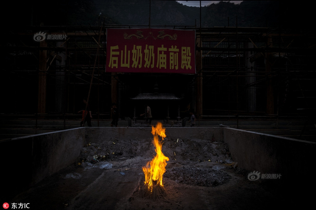 实地探访网红“奶奶庙”:漫山神仙 车神赫然在列
