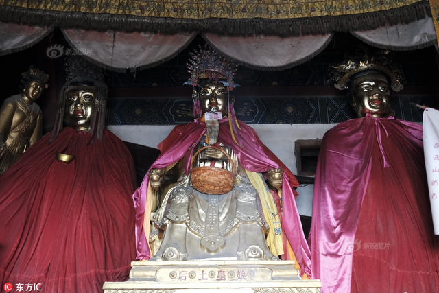 实地探访网红“奶奶庙”:漫山神仙 车神赫然在列