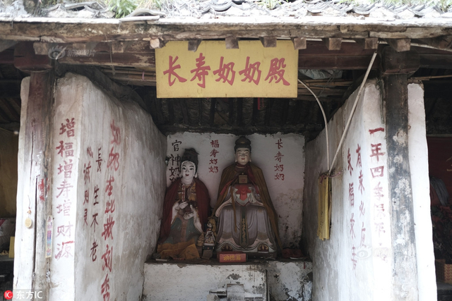 实地探访网红“奶奶庙”:漫山神仙 车神赫然在列