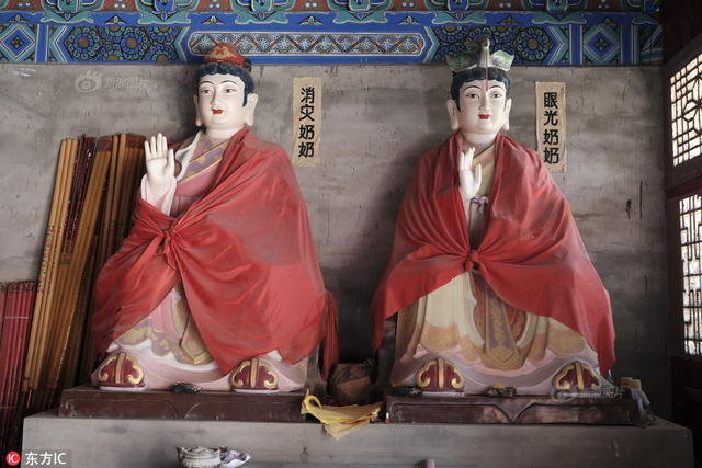 实地探访网红“奶奶庙”:漫山神仙 车神赫然在列