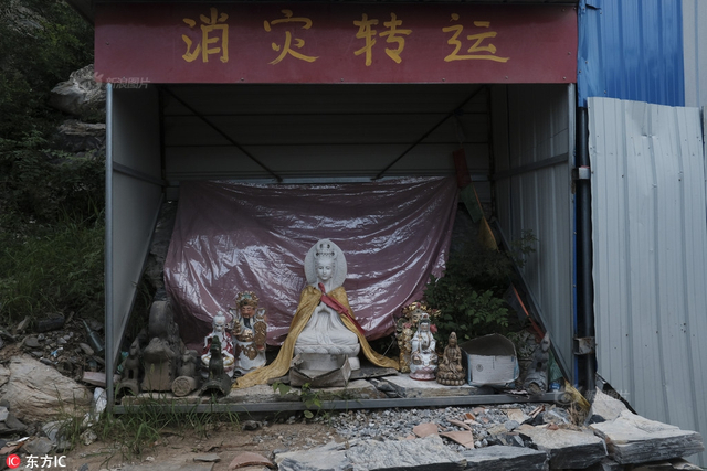 实地探访网红“奶奶庙”:漫山神仙 车神赫然在列