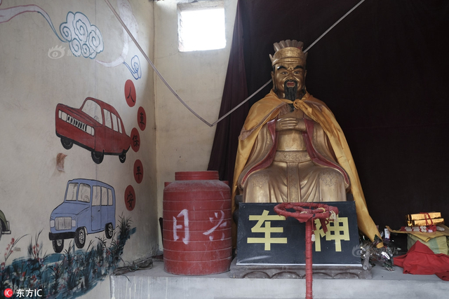 实地探访网红“奶奶庙”:漫山神仙 车神赫然在列