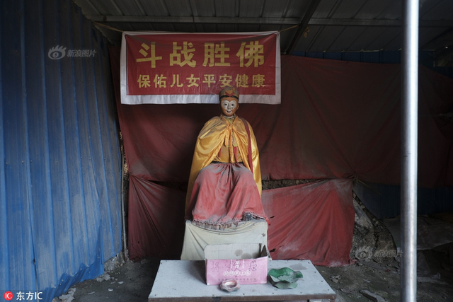实地探访网红“奶奶庙”:漫山神仙 车神赫然在列