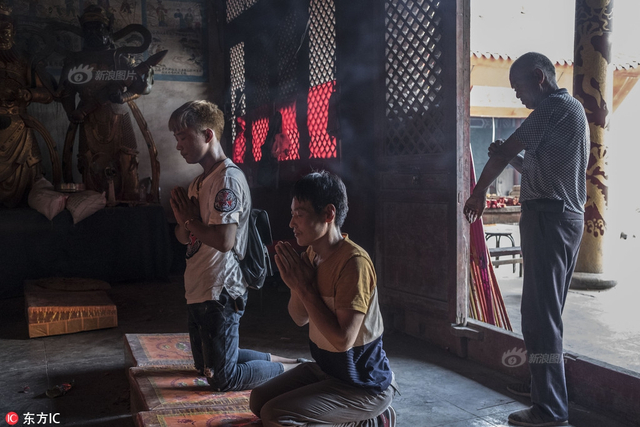 实地探访网红“奶奶庙”:漫山神仙 车神赫然在列