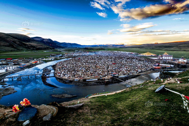 《亚青觉姆岛》摄影:@脚踩浮萍   拍摄于四川白玉县亚青寺觉姆岛.